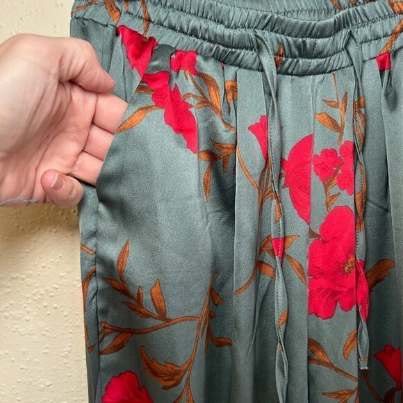 **sale**Pretty LittleThings Satin feel Cigarette Pants - Picture 5 of 11